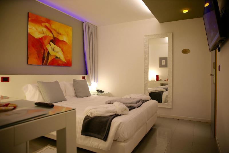 Monaco Suites Hotel Lignano Sabbiadoro Exterior foto