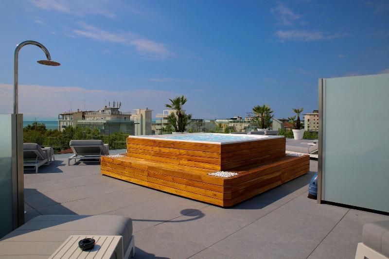 Monaco Suites Hotel Lignano Sabbiadoro Exterior foto