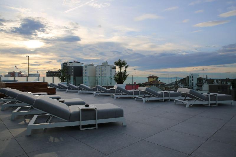 Monaco Suites Hotel Lignano Sabbiadoro Exterior foto