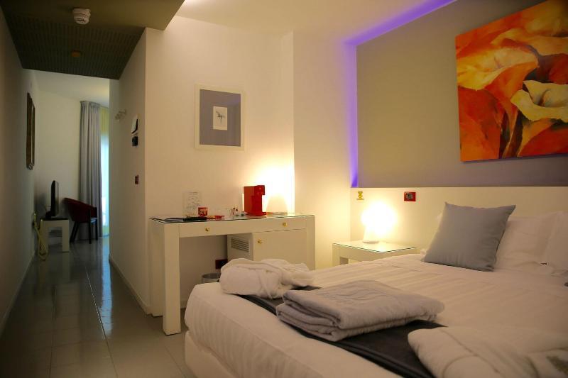 Monaco Suites Hotel Lignano Sabbiadoro Exterior foto