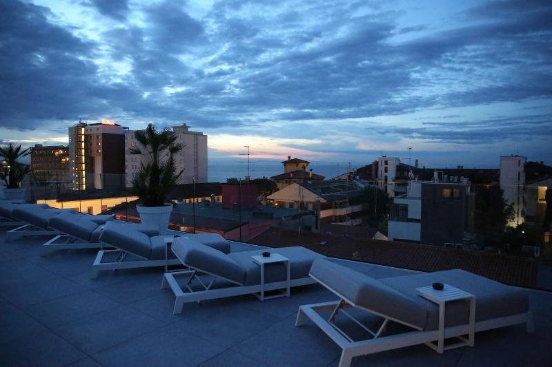 Monaco Suites Hotel Lignano Sabbiadoro Exterior foto