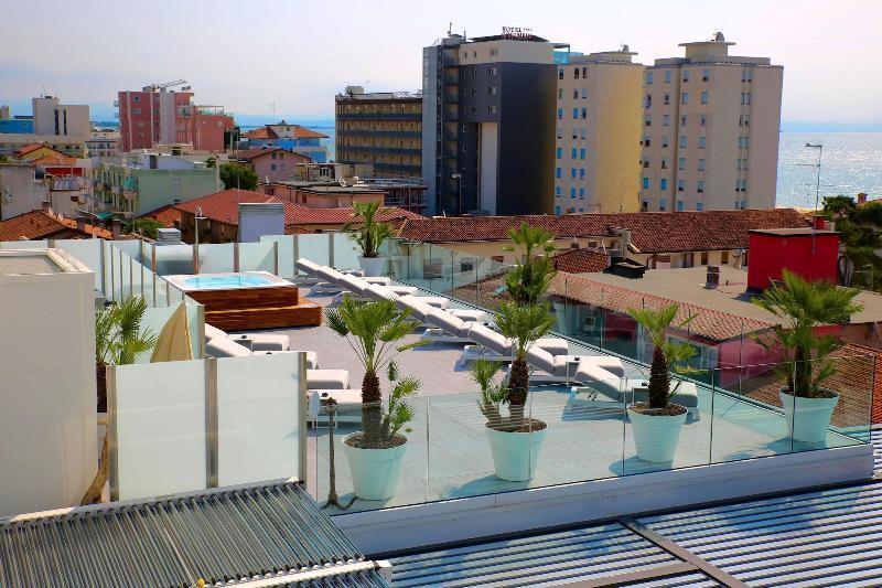 Monaco Suites Hotel Lignano Sabbiadoro Exterior foto
