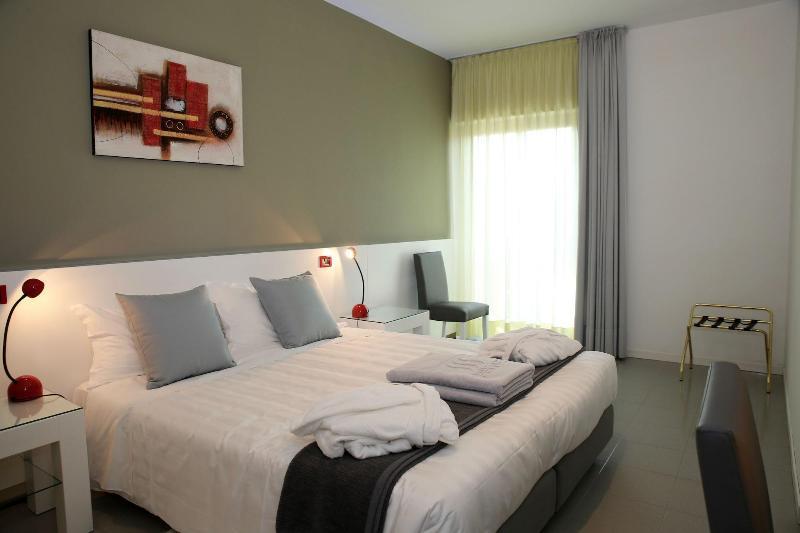 Monaco Suites Hotel Lignano Sabbiadoro Exterior foto